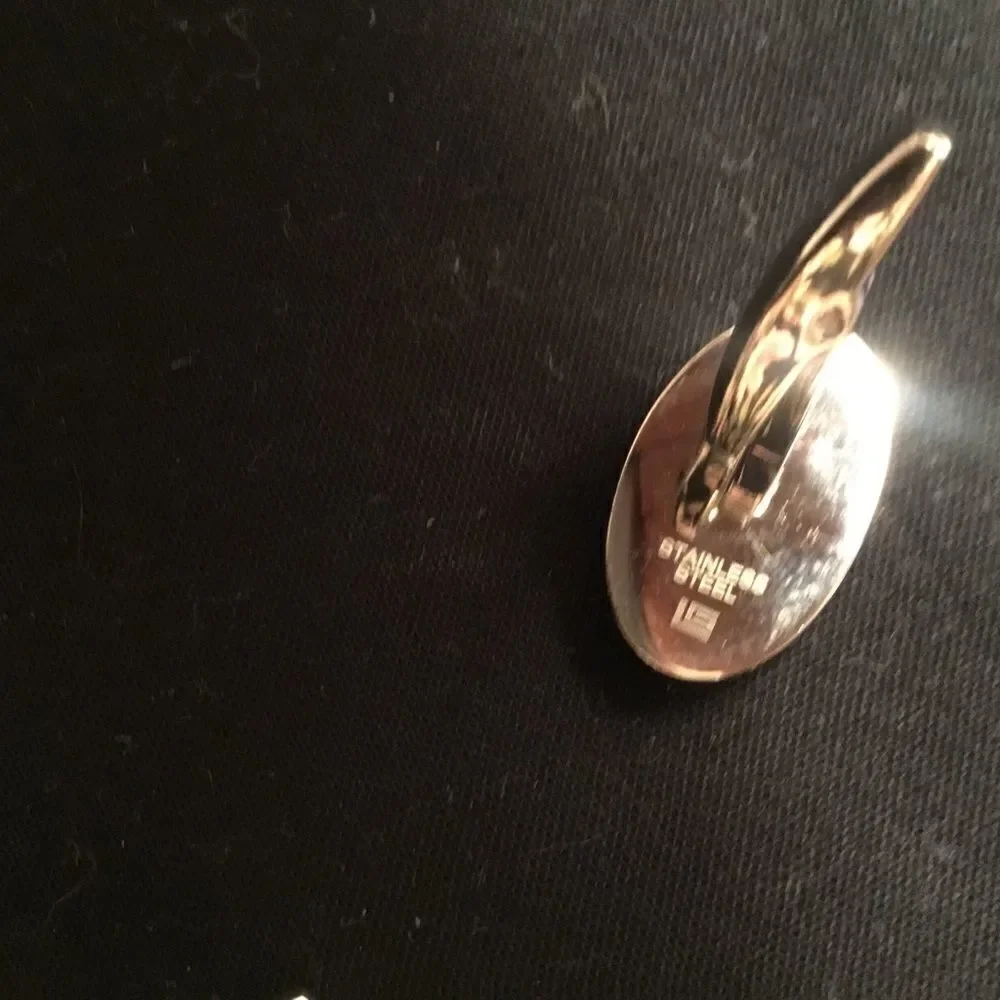 2 Set of Men’s Cufflinks in Silvertone and Goldtone.